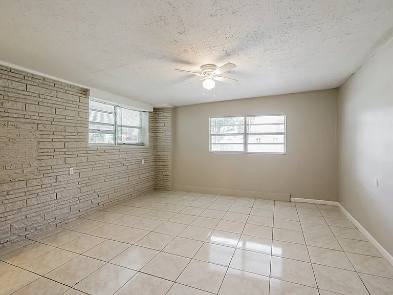 2418 SW 6th Ct — Photo 8