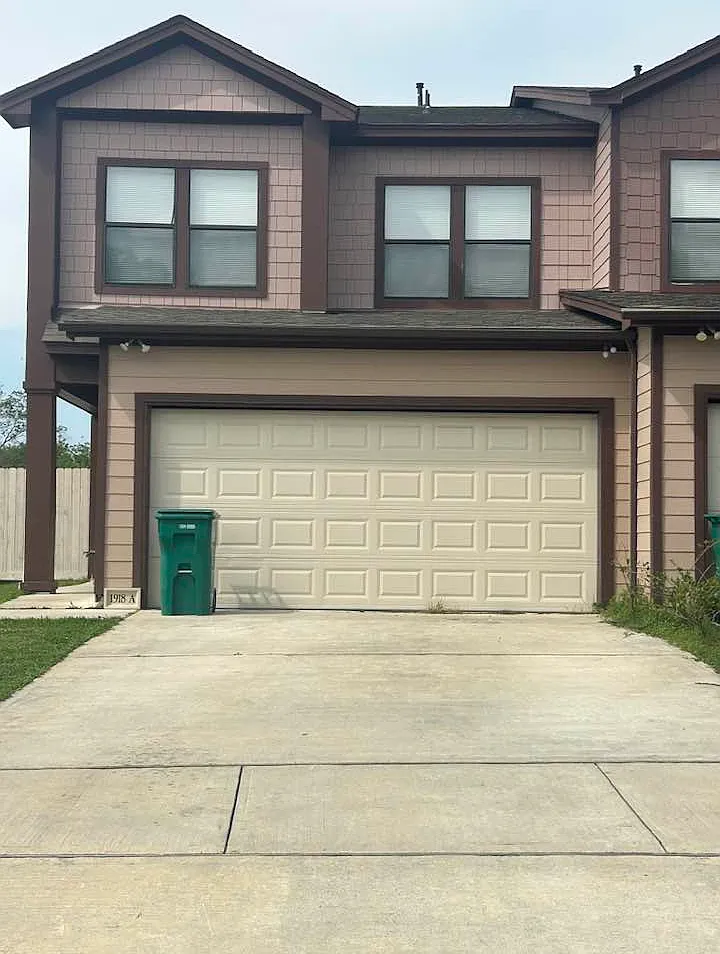 3 bed, 2.5 bath, 1833 sqft, $1,895 — Photo 2