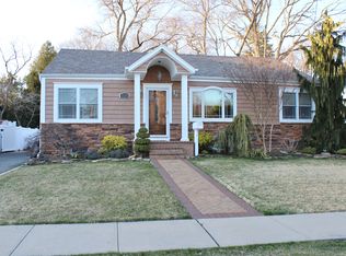 1519 William St, Merrick, NY 11566