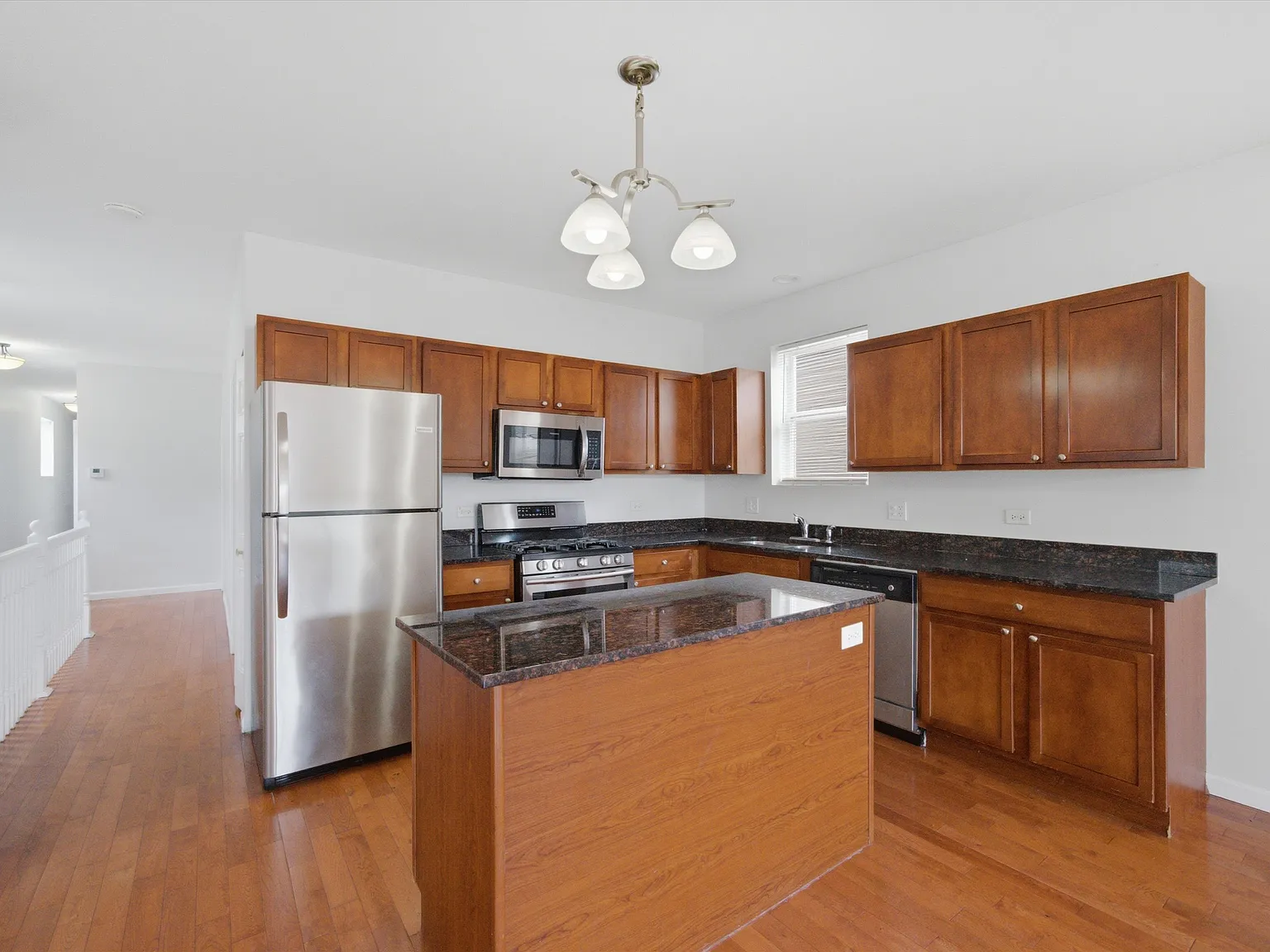 3 bed, 1500 sqft, $2,400 — Photo 2