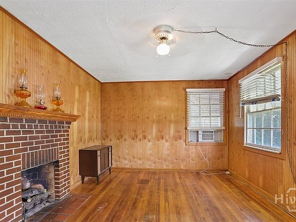 4th image of 403 Pinehurst Place