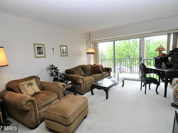 5th image of 1300 Army Navy Dr APT 407