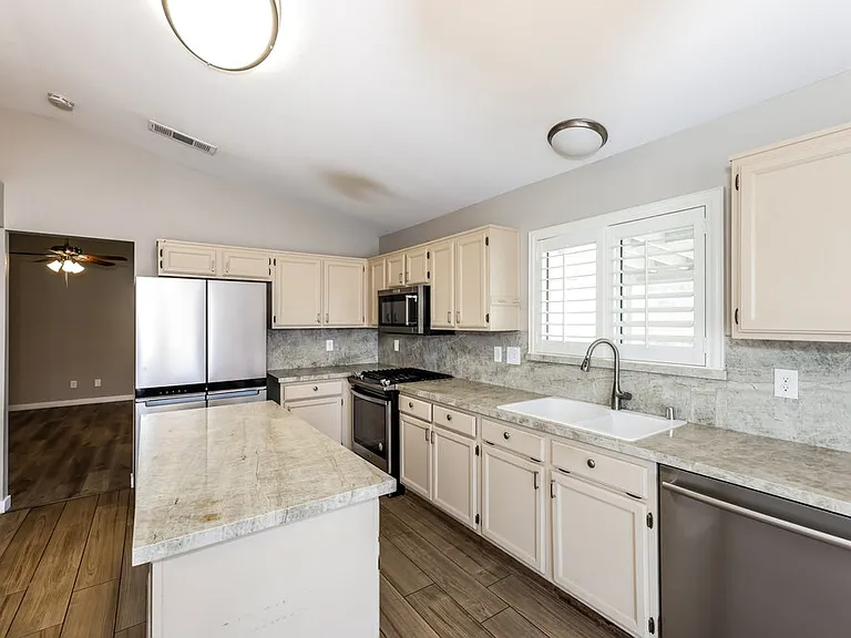 360 Dooley Dr — Photo 5