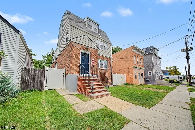 3 bed, 1.0 bath, $2,500 — Photo 2