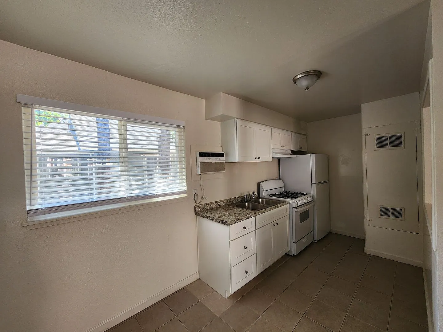 3309 Y St #C - North Oak Park 95817 — Photo 3