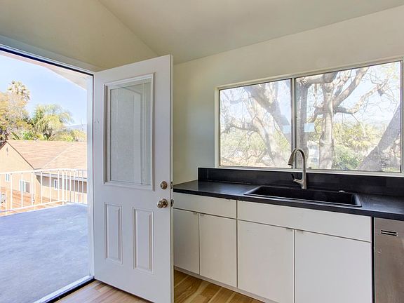 5th image of 611 W Mission St #1