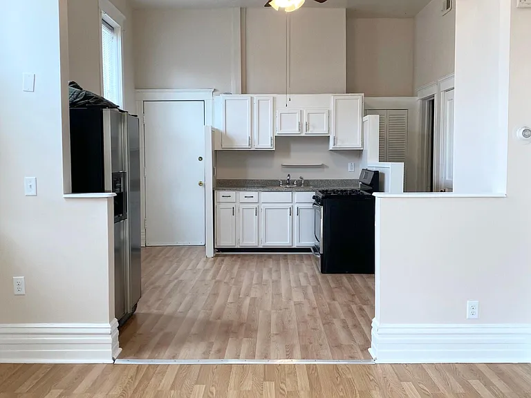 1634 W Addison St #1 — Photo 1