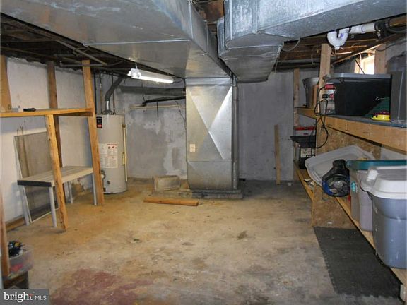 4th image of 2272 Penn St