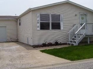 885 Meadowlark Cir #B, Sandwich, IL 60548