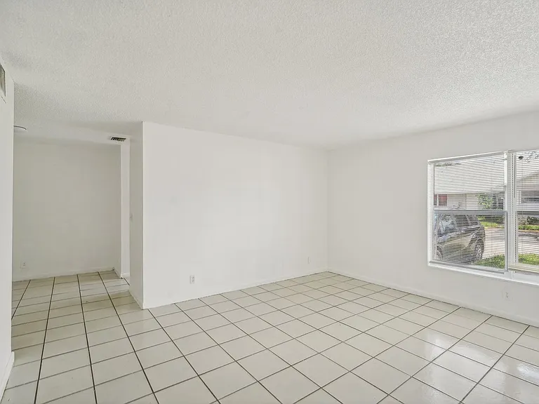Fall Ridge Apartments — Photo 24