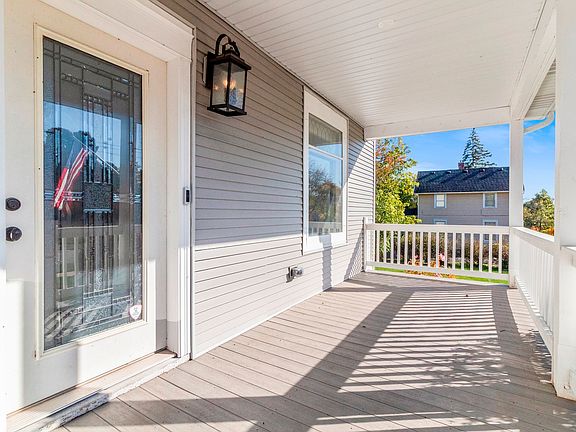 Such a welcoming front porch!