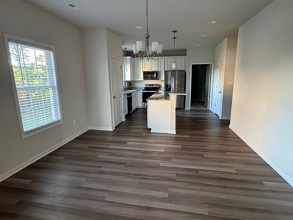 5th image of 377 Traverse Dr
