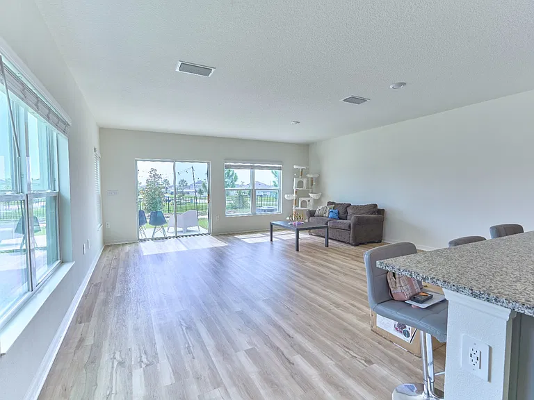 721 Stoney Point Cir — Photo 4