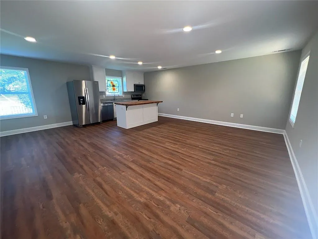 3 bed, 2.0 bath, $2,500 — Photo 2