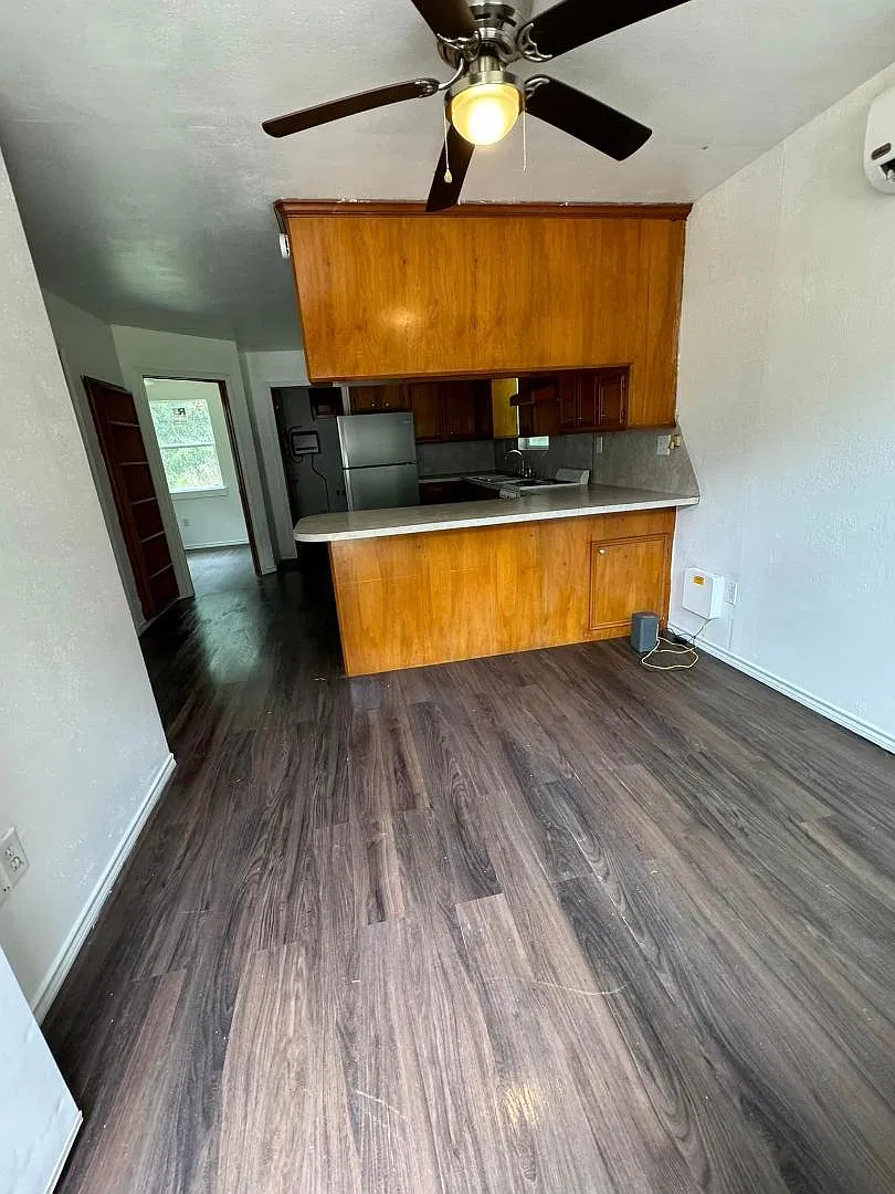 505 Hawkins Dr — Photo 2