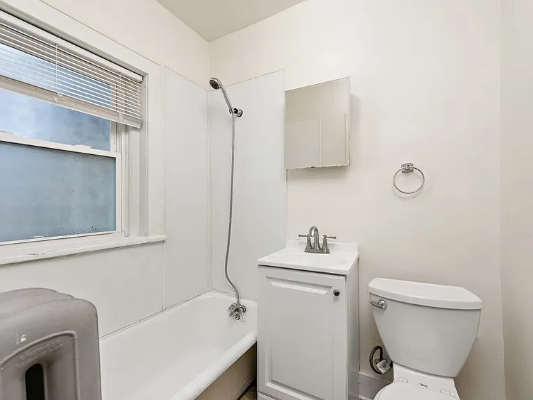 2732 Charlotte St — Photo 12