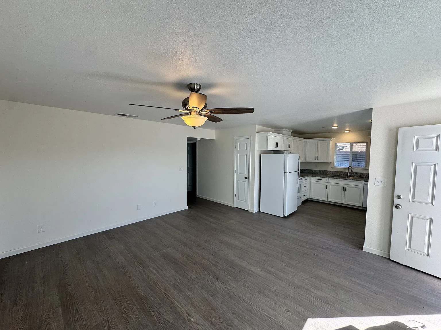 4 bed, 1100 sqft, $2,050 — Photo 4