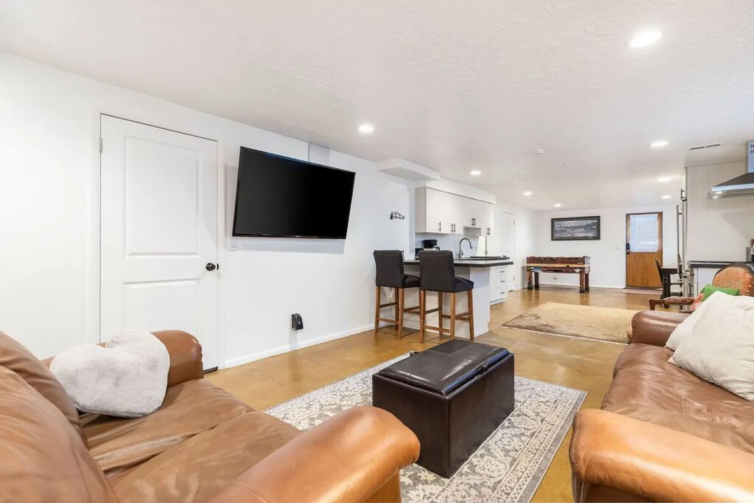 1 bed, 1.0 bath, 914 sqft, $6,744 — Photo 1