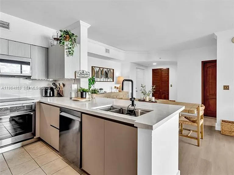 17150 N Bay Rd #2205 — Photo 37