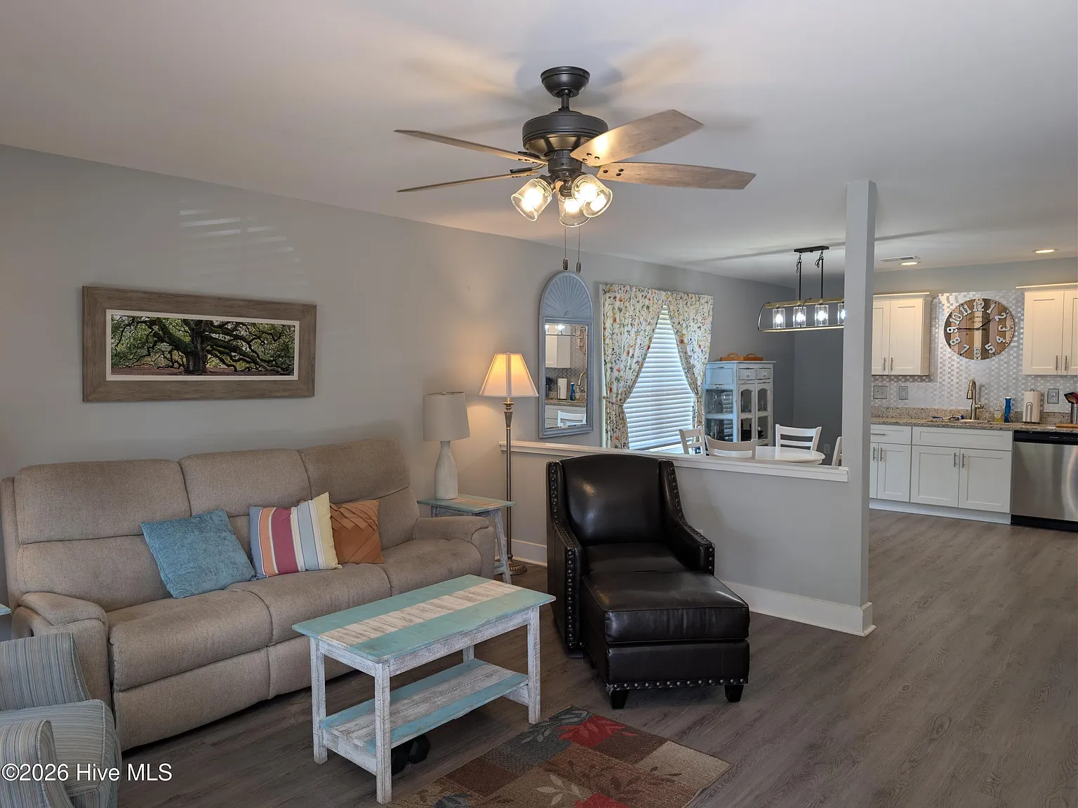 3 bed, 2.0 bath, 1232 sqft, $1,900 — Photo 3