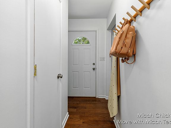 5th image of 1619 Hutchinson Ave SE