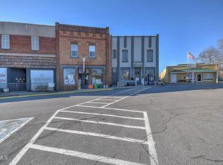 208 Town Square St, Glade Spring, VA 24340