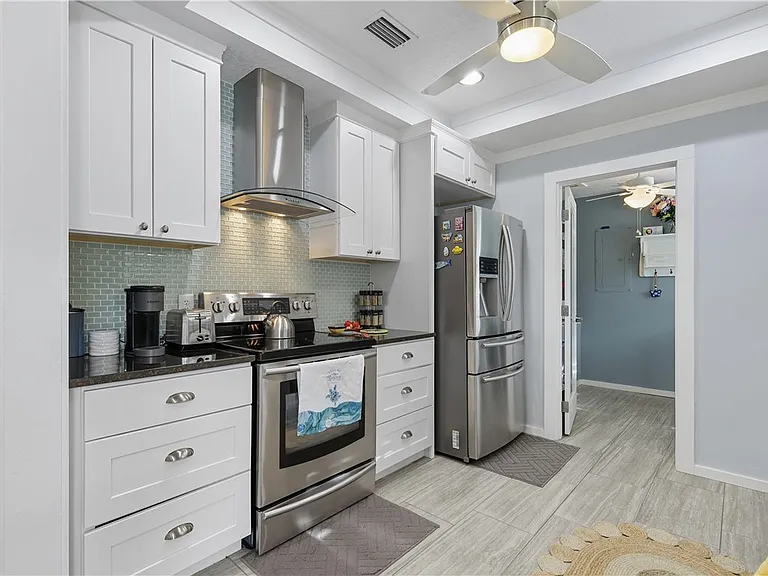 676 Royal Palm Pl — Photo 9