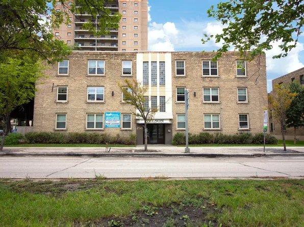 250 Broadway Ave #2, Winnipeg, MB R3C 0R5
