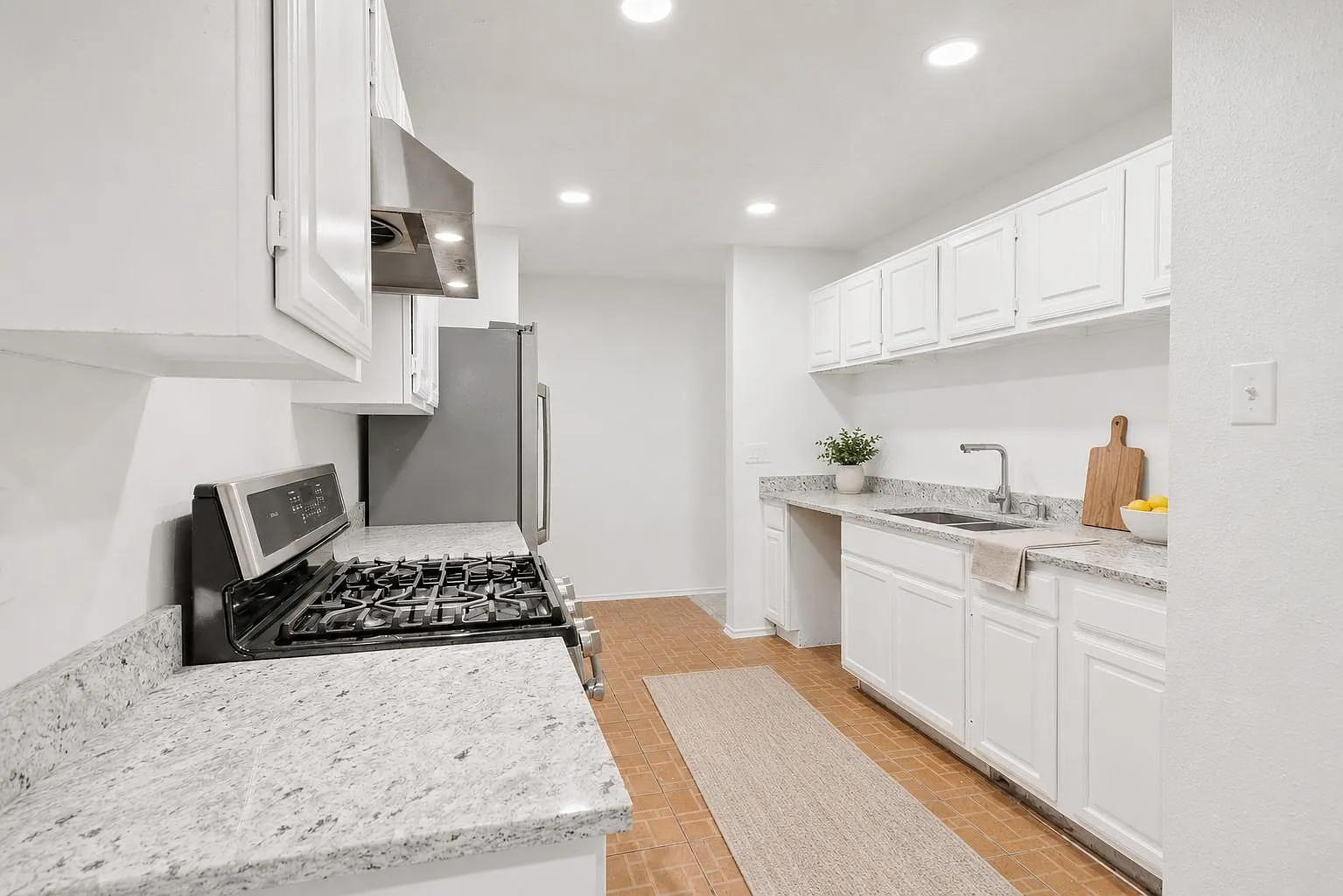 4 bed, 2.0 bath, 2200 sqft, $793 — Photo 4
