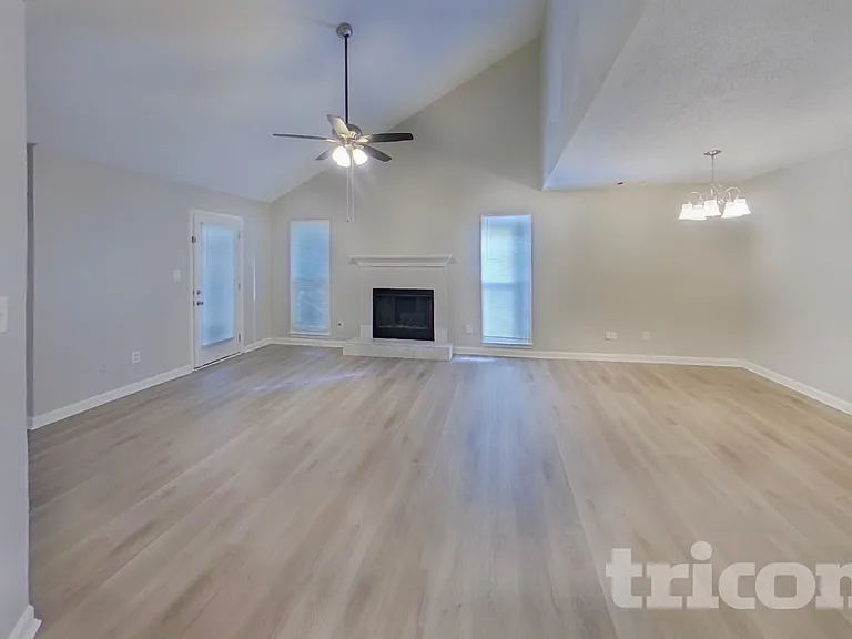 909 Dogwood Ln — Photo 2