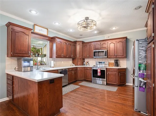 9824 Post Oak Dr, De Soto, KS 66018