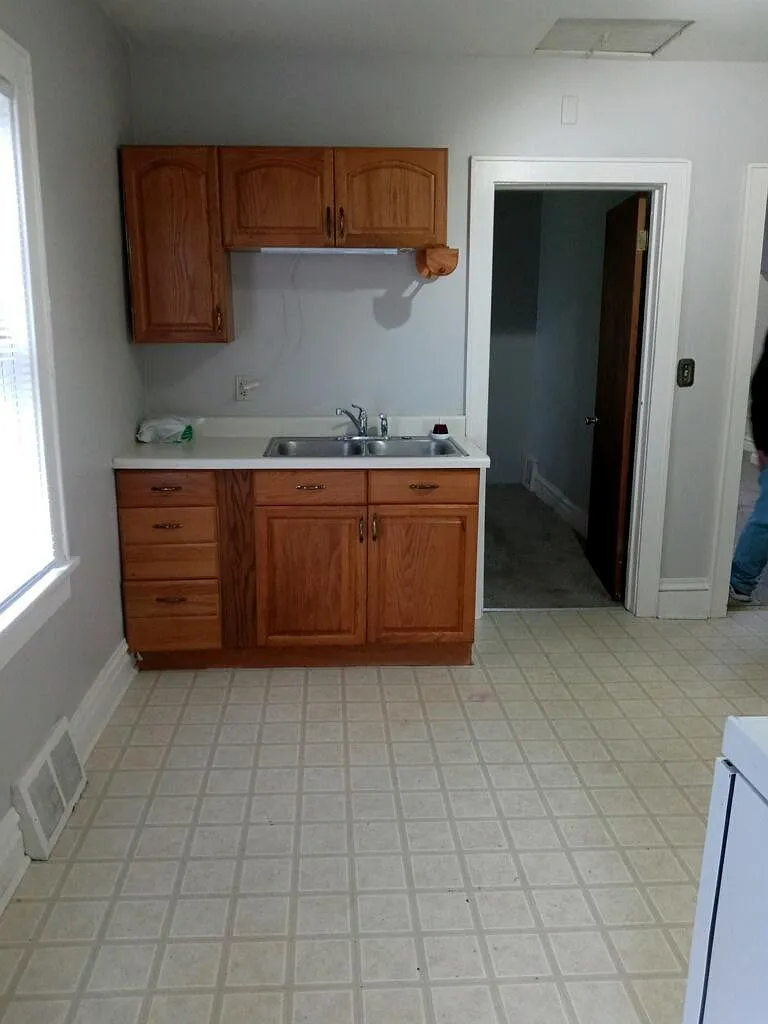 1 bed, 900 sqft, $1,050 — Photo 3