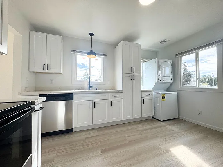 8420 1/2 S Tacoma Way — Photo 4