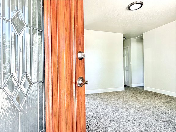 5th image of 736 W 9th St