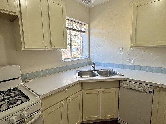 3rd image of 526 W Roosevelt St #3