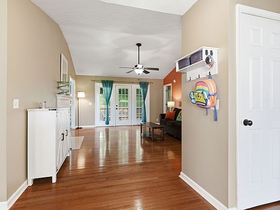 4th image of 405 Newberry Ct