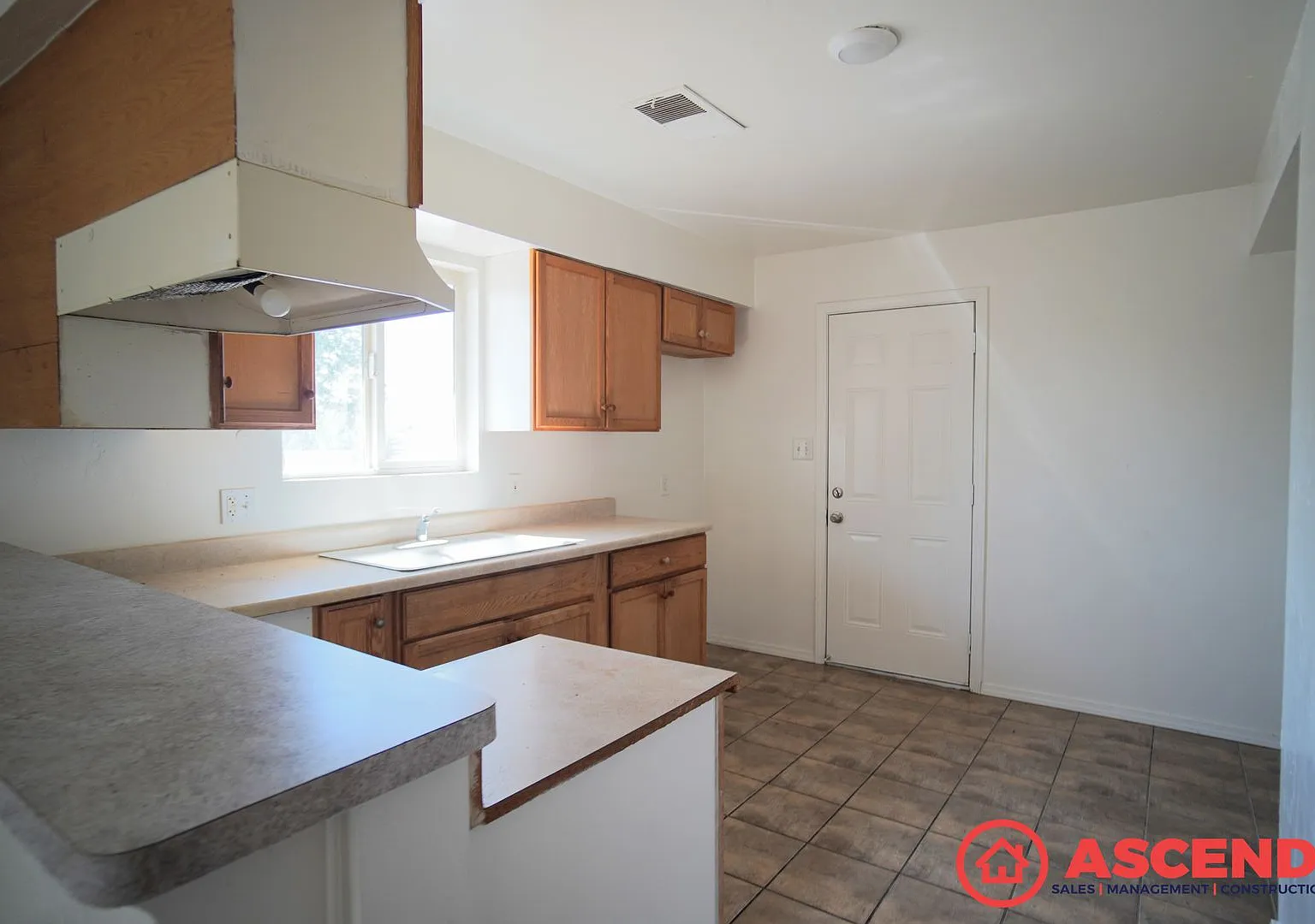 528 Jackson St — Photo 4