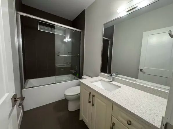 2 bedroom rental in Surrey — photo 8