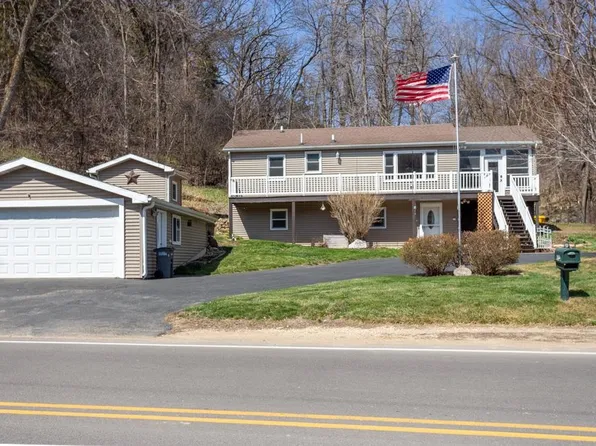 1665 W 32nd St, Dubuque, IA 52001