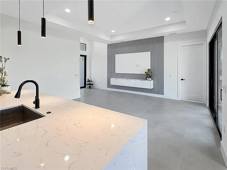 2206 NE 35th Ln — Photo 6