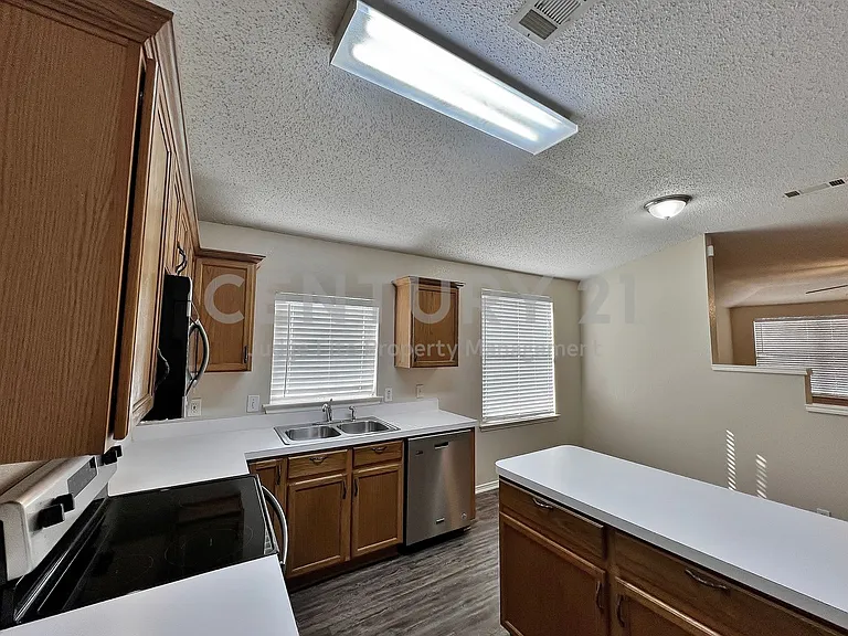 1901 Berkeley Dr — Photo 9