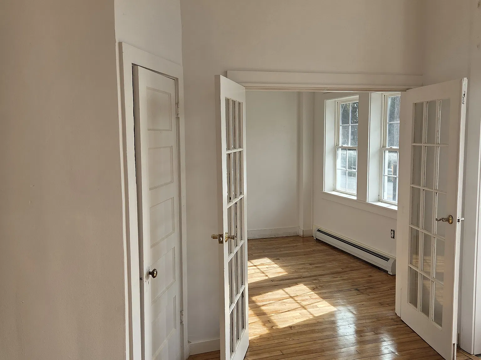 3 bed, 850 sqft, $2,200 — Photo 3