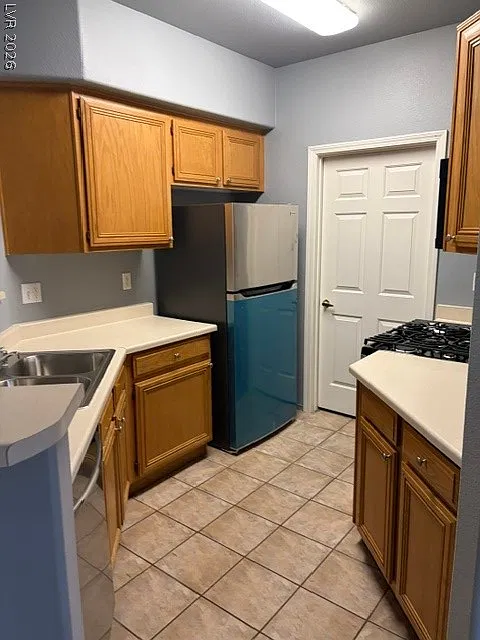 2 bed, 2.0 bath, 962 sqft, $1,425 — Photo 3