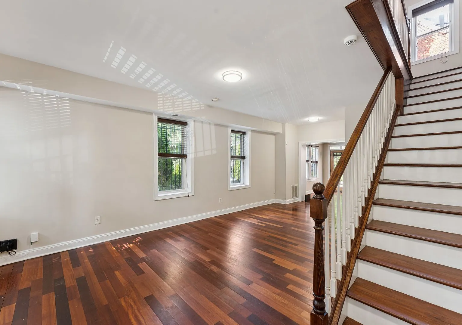 3 Level Semi-Detached Row Home in Columbia Heights — Photo 4