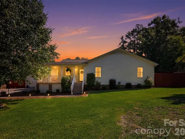 405 Country Club Dr, Matthews, NC 28104