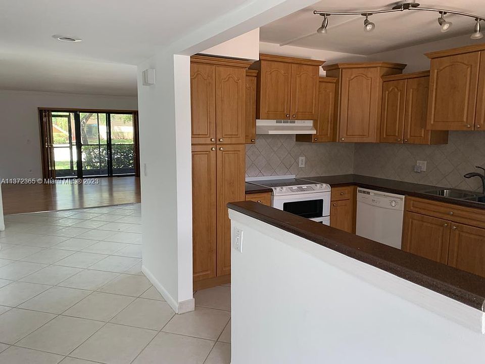 1st image of 350 Lakeview Dr APT 104