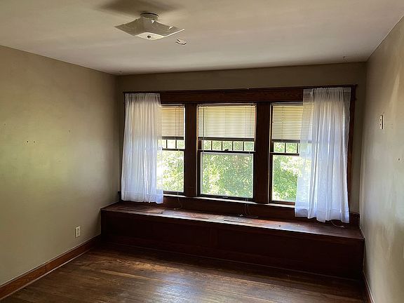 3rd image of 400 E 1st St