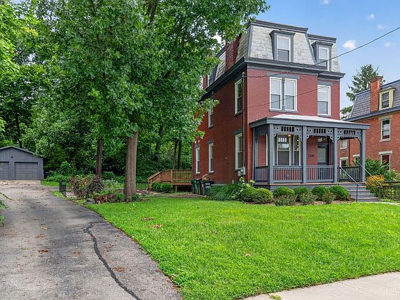 3rd image of 1586 Springlawn Ave