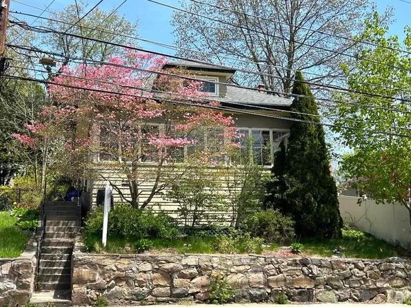 307 West St, Hyde Park, MA 02136