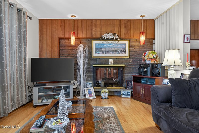 3rd image of 20 Willow Street